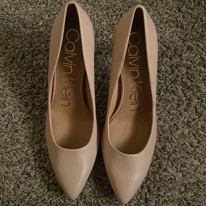 Nude pumps